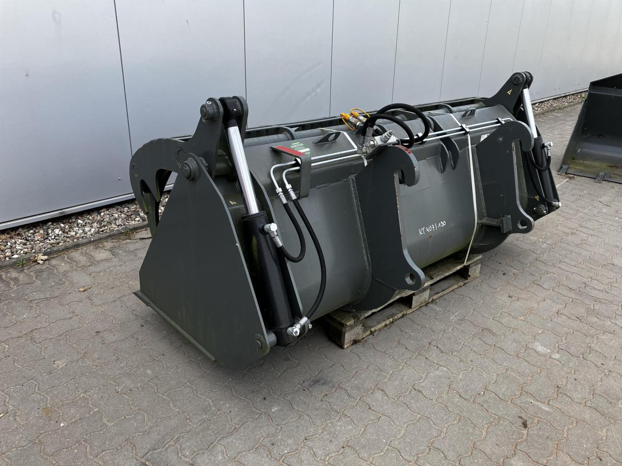 Kramer 2400 mm - Bucket: picture 5 Kramer 2400 mm - Bucket: picture 5