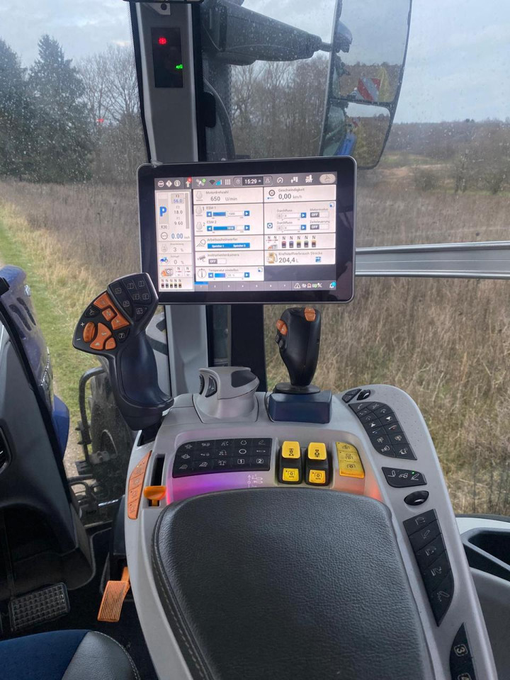 New Holland T7.230 - Farm tractor: picture 5 New Holland T7.230 - Farm tractor: picture 5