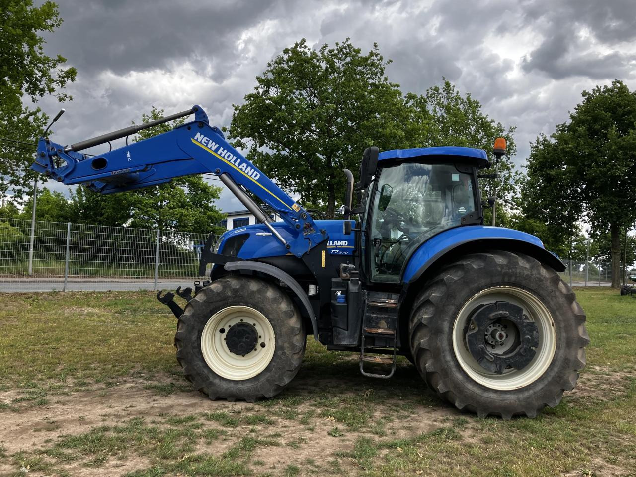 New Holland T7.270 - Farm tractor: picture 1 New Holland T7.270 - Farm tractor: picture 1