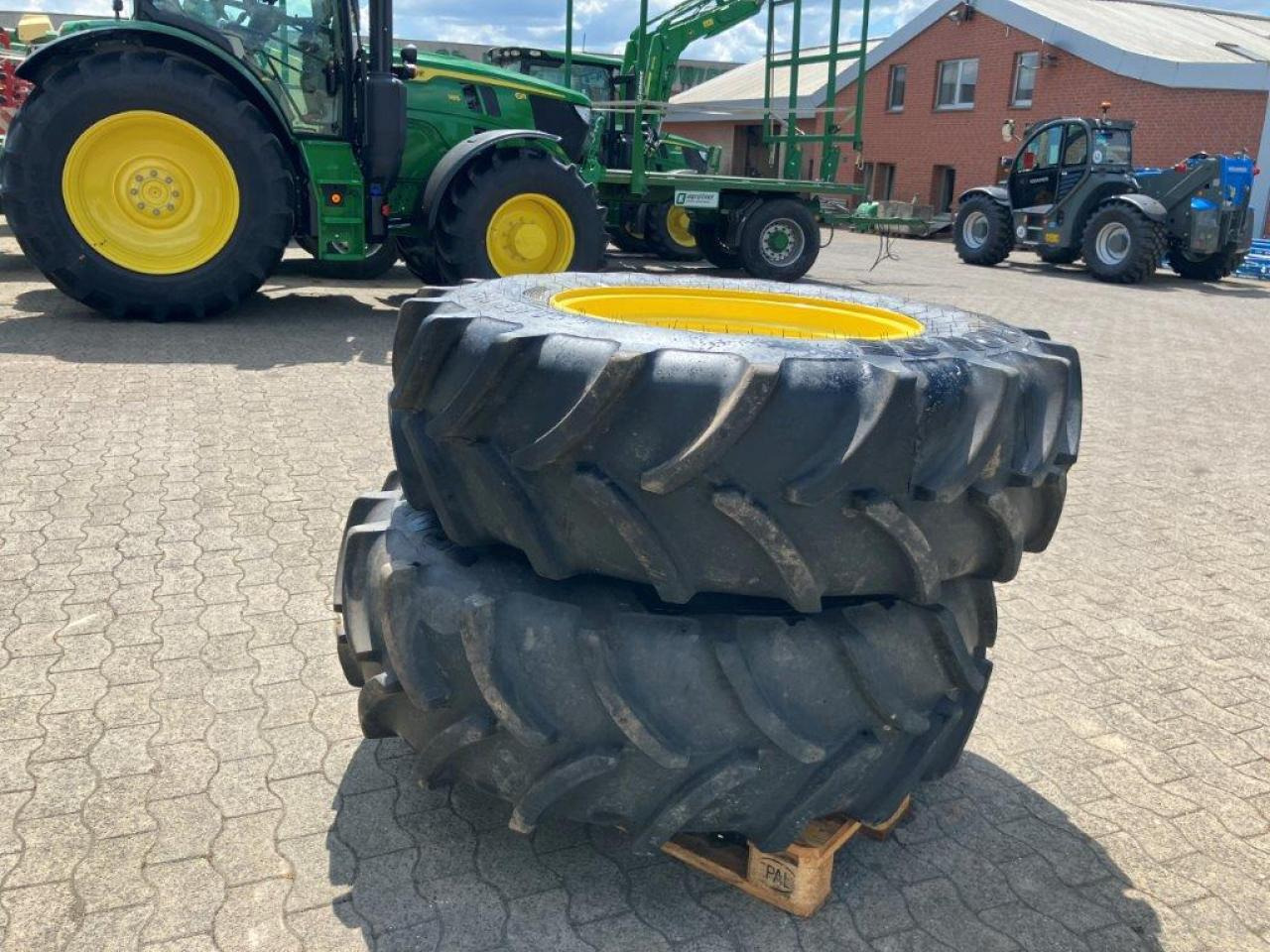 Vredestein 420/85R30 - Tire for Agricultural machinery: picture 3 Vredestein 420/85R30 - Tire for Agricultural machinery: picture 3