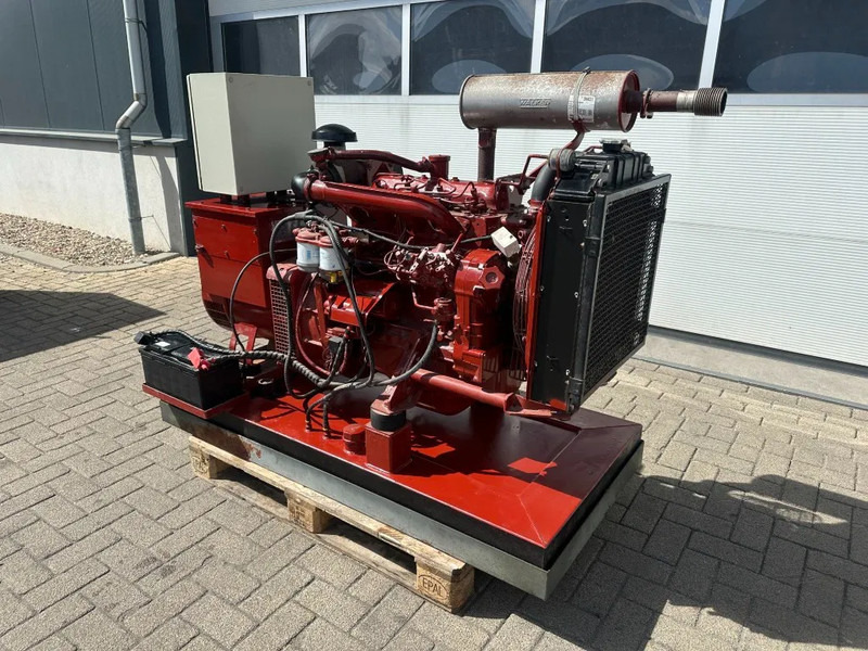 Generator set Iveco 8041 I 06.55 Leroy Somer 45 KVA noodstroom generatorset as New ! 104 hours: picture 7