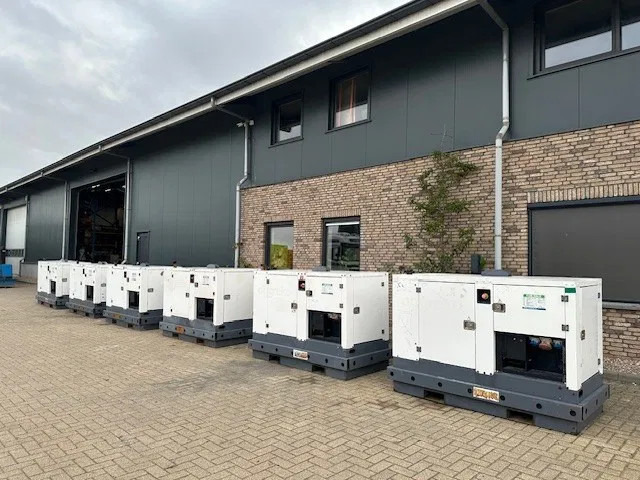 Iveco FPT F32 AM1A Leroy Somer 32 kVA Silent generatorset 154 hours ! - Generator set: picture 2 Iveco FPT F32 AM1A Leroy Somer 32 kVA Silent generatorset 154 hours ! - Generator set: picture 2