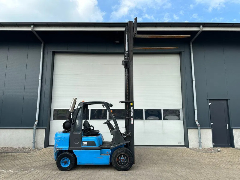 LPG forklift Nissan UGD02A30P0 3 ton Triplex Freelift LPG Heftruck: picture 17