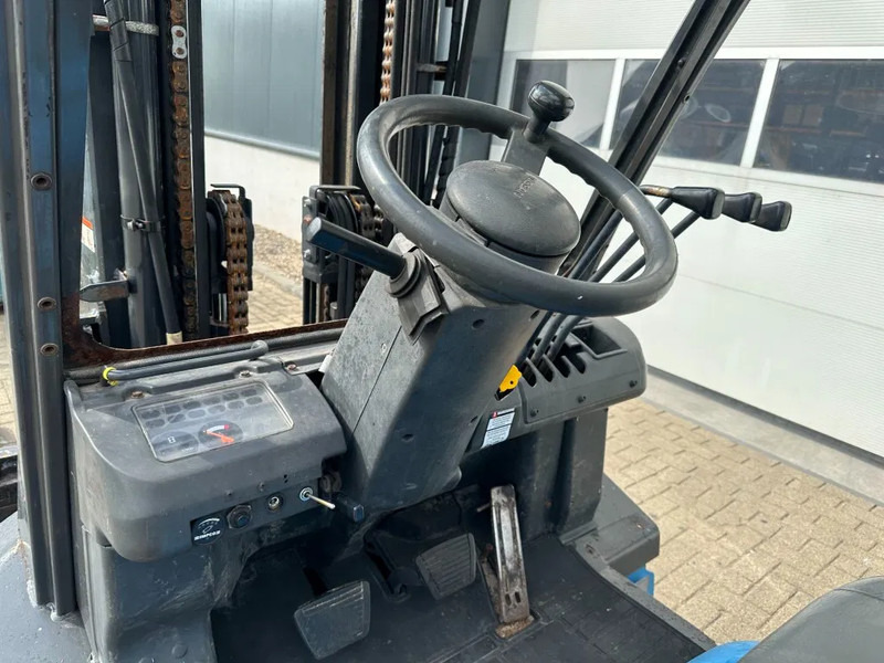 LPG forklift Nissan UGD02A30P0 3 ton Triplex Freelift LPG Heftruck: picture 7