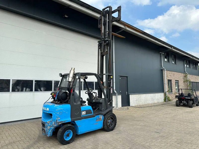 LPG forklift Nissan UGD02A30P0 3 ton Triplex Freelift LPG Heftruck: picture 18