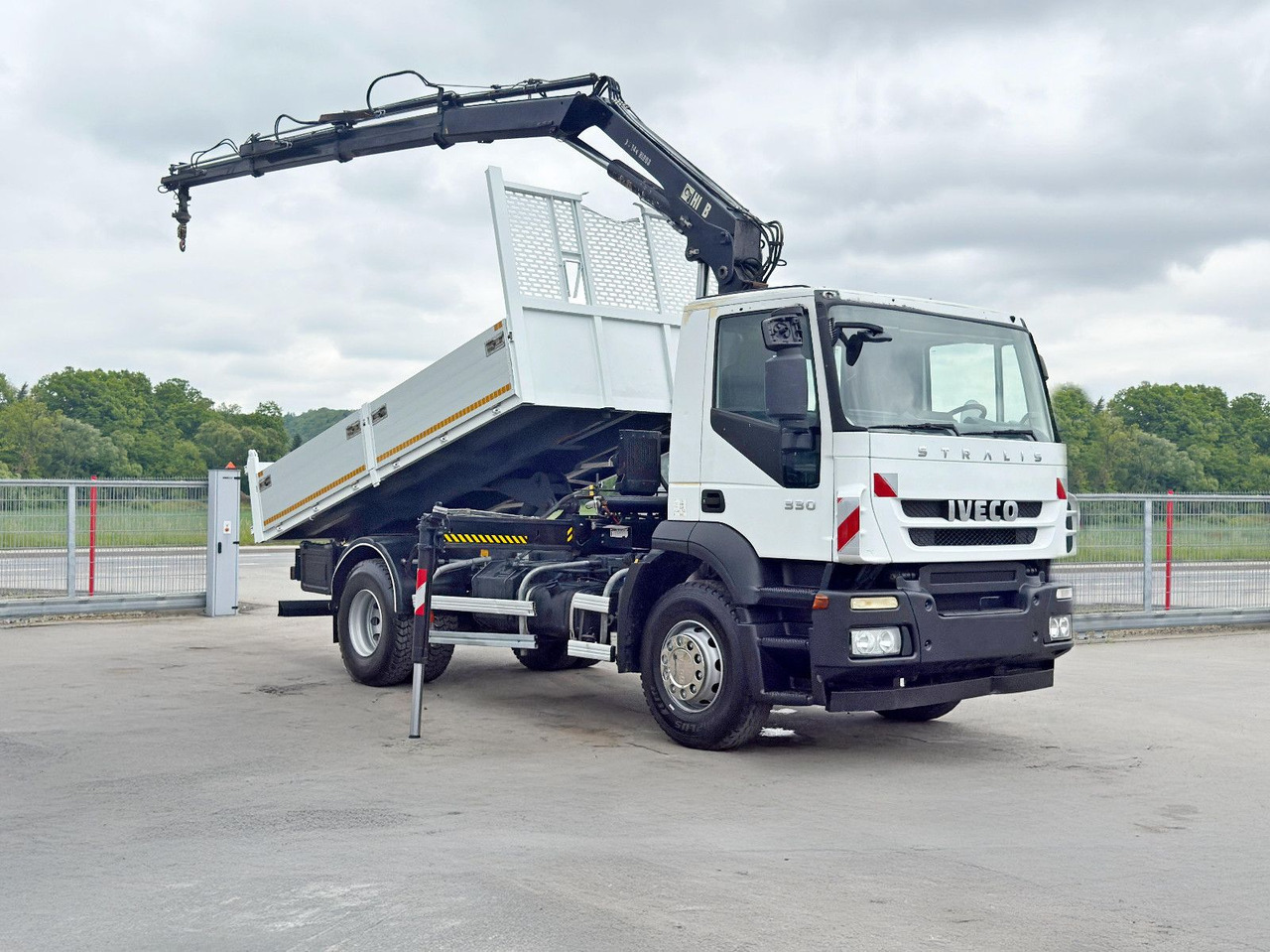 Iveco STRALIS 330 *HIAB 144 BS-3 HIDUO* TOPZUSTAND - Tipper, Crane truck: picture 2 Iveco STRALIS 330 *HIAB 144 BS-3 HIDUO* TOPZUSTAND - Tipper, Crane truck: picture 2