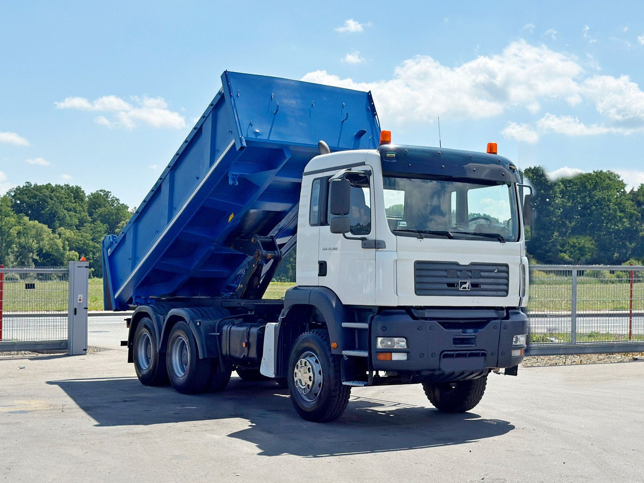 MAN TGA 33.360 * KIPPER 5,20 m + BORDMATIC / 6x4*TOP - Tipper, Crane truck: picture 2 MAN TGA 33.360 * KIPPER 5,20 m + BORDMATIC / 6x4*TOP - Tipper, Crane truck: picture 2
