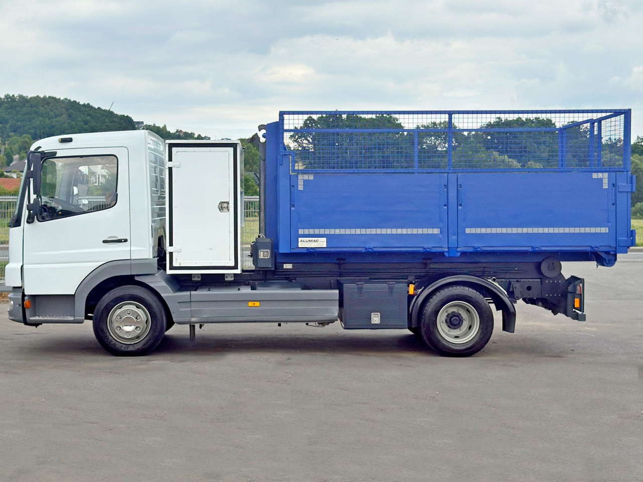 Mercedes-Benz 815 * Abrollkipper + CONTAINER 3,68 m * TOP - Hook lift truck: picture 5 Mercedes-Benz 815 * Abrollkipper + CONTAINER 3,68 m * TOP - Hook lift truck: picture 5