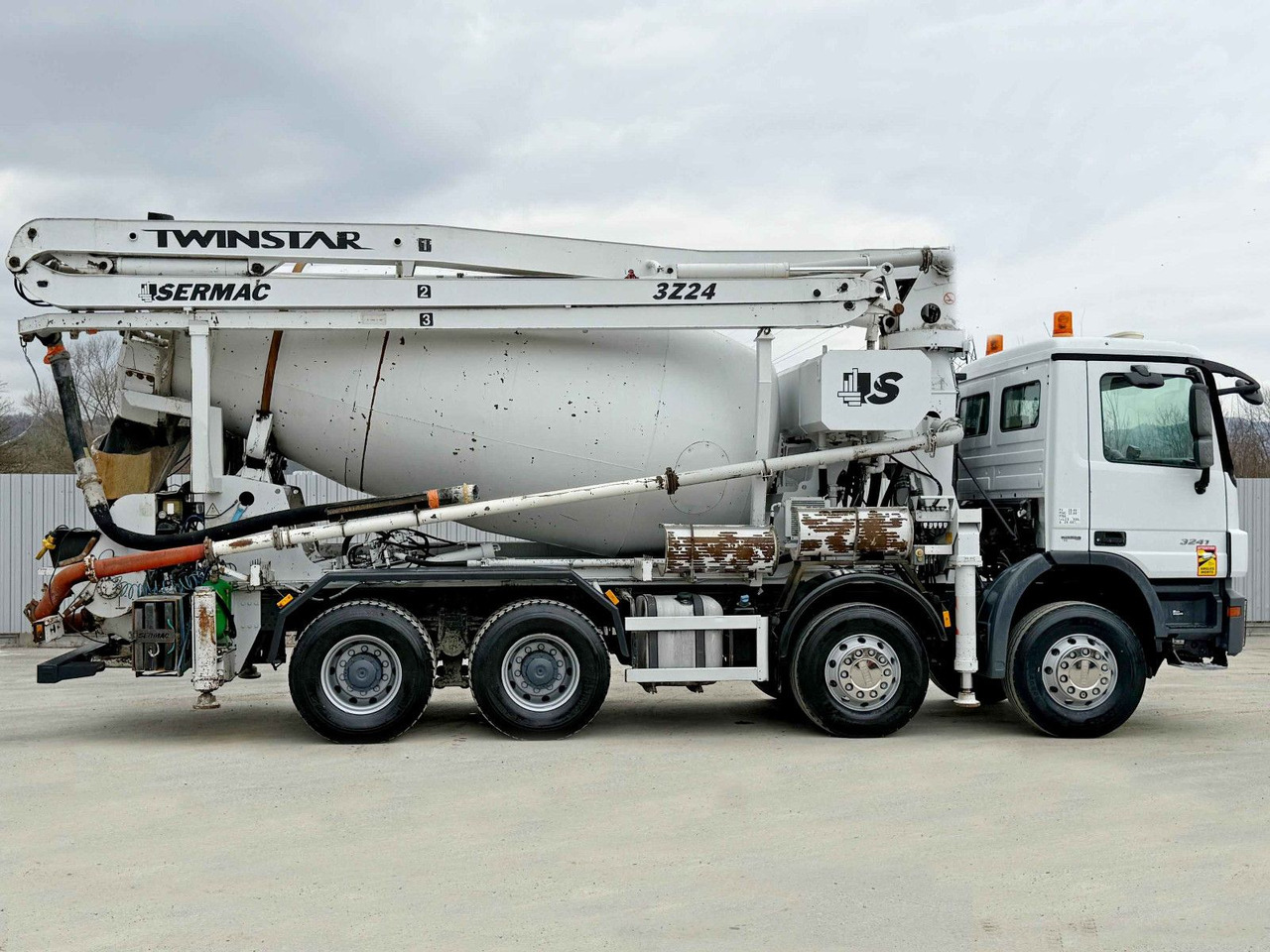 Mercedes-Benz ACTROS 3241 * Betonpumpe 24 m + FUNK / 8x4 - Concrete pump truck: picture 3 Mercedes-Benz ACTROS 3241 * Betonpumpe 24 m + FUNK / 8x4 - Concrete pump truck: picture 3