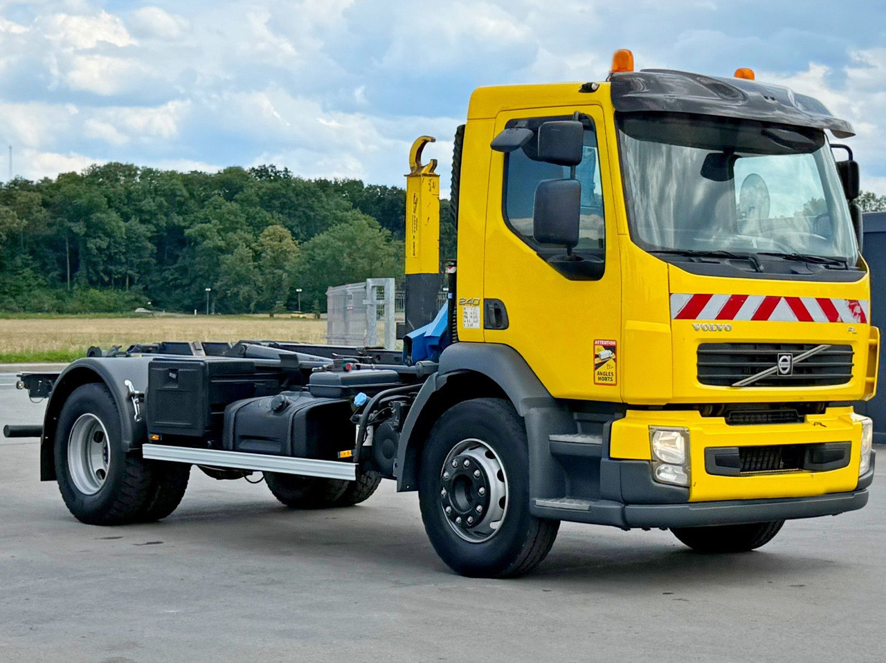 Volvo FL 240 * Abrollkipper * HMF 270 K2 * TOPZUSTAND - Hook lift truck: picture 3 Volvo FL 240 * Abrollkipper * HMF 270 K2 * TOPZUSTAND - Hook lift truck: picture 3