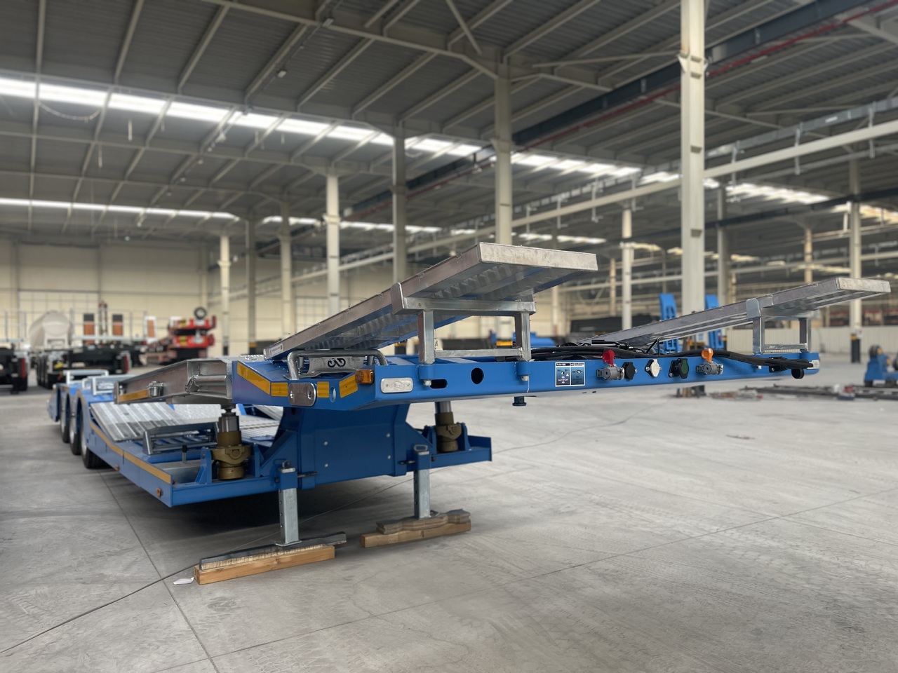 New Autotransporter semi-trailer for transportation of heavy machinery LIDER 2025 NEW UNUSED READY IN FACTORY STOCK: picture 9