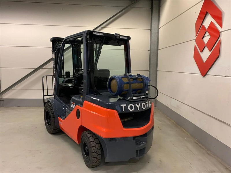Toyota 02-8FGJF35 - LPG forklift: picture 4 Toyota 02-8FGJF35 - LPG forklift: picture 4