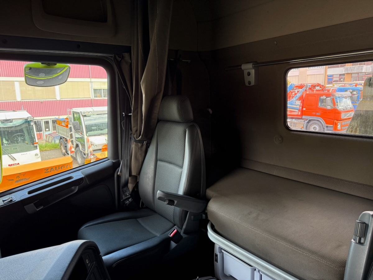 SCANIA R490 8x4 - Hook lift truck: picture 5 SCANIA R490 8x4 - Hook lift truck: picture 5