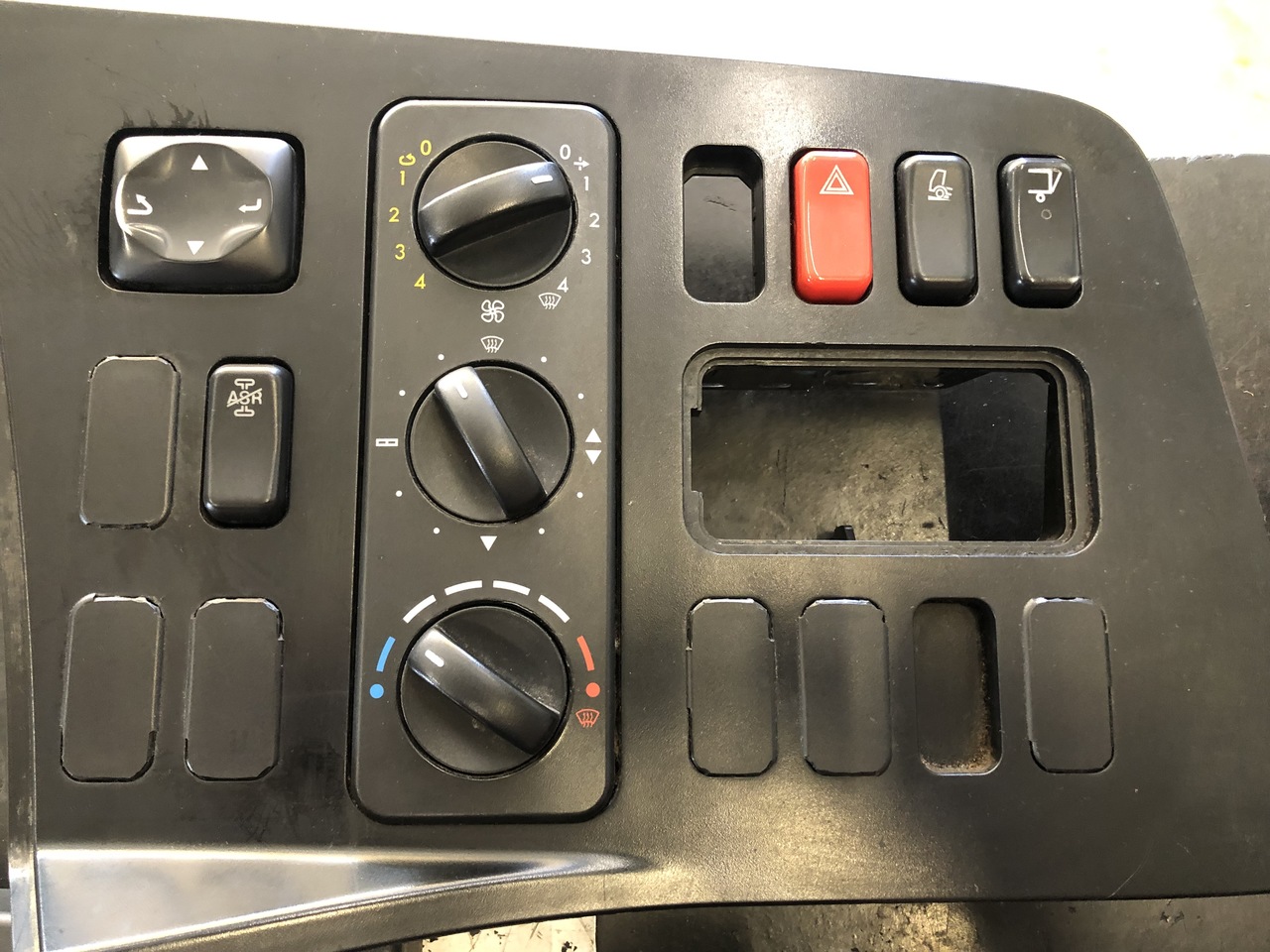 CONTROL UNITS ATEGO EURO 4 ELECTRICAL BASIC MODULE - ECU for Truck: picture 3 CONTROL UNITS ATEGO EURO 4 ELECTRICAL BASIC MODULE - ECU for Truck: picture 3