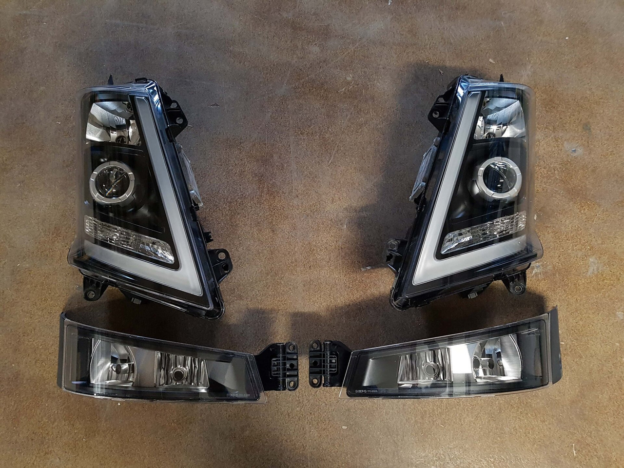 COMPLETE SET VOOR VOLVO FH4 (FH16 LOOK) DEPO XENON KOPLAMPEN + MISTLAMPEN LINKS EN RECHTS. 000126 - Fog light for Truck: picture 1 COMPLETE SET VOOR VOLVO FH4 (FH16 LOOK) DEPO XENON KOPLAMPEN + MISTLAMPEN LINKS EN RECHTS. 000126 - Fog light for Truck: picture 1