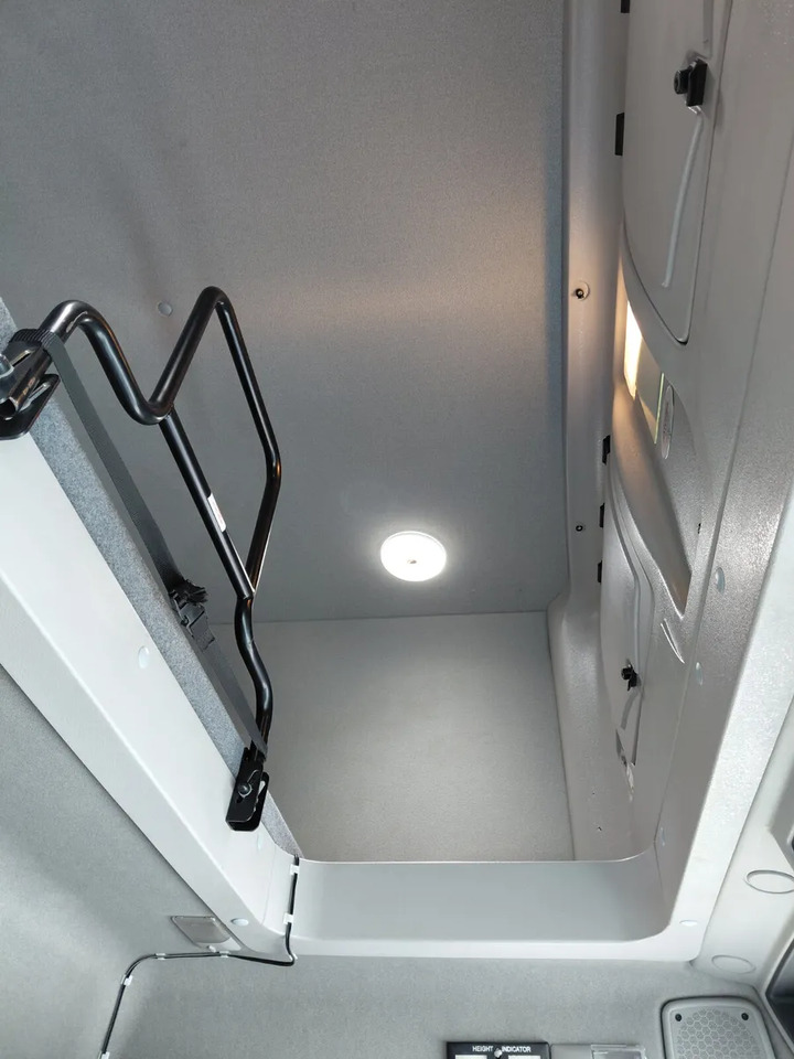 2017 Renault D12 4×2 Double Sleeper Curtainsider - Curtainsider truck: picture 4 2017 Renault D12 4×2 Double Sleeper Curtainsider - Curtainsider truck: picture 4