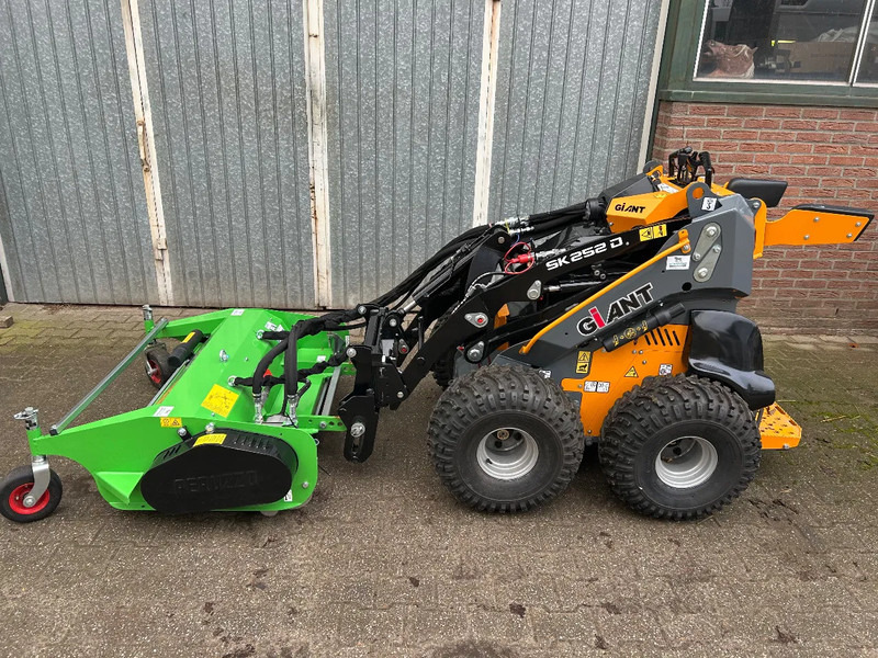 Giant SK252D + klepelmaaier - Compact loader: picture 1 Giant SK252D + klepelmaaier - Compact loader: picture 1