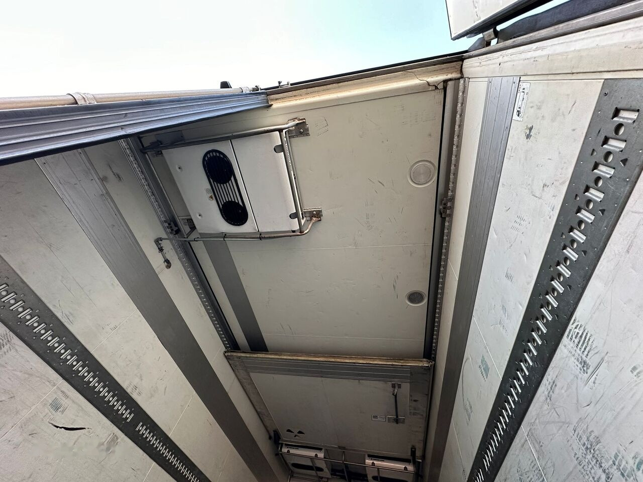 Refrigerator truck Renault Magnum 500: picture 17