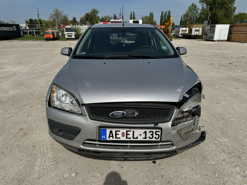 Ford Focus 1,6 i - Damaged Car - Hatchback: picture 3 Ford Focus 1,6 i - Damaged Car - Hatchback: picture 3