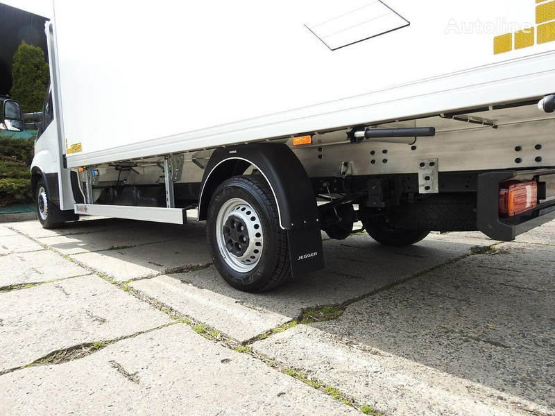 Refrigerator truck Iveco Daily: picture 9