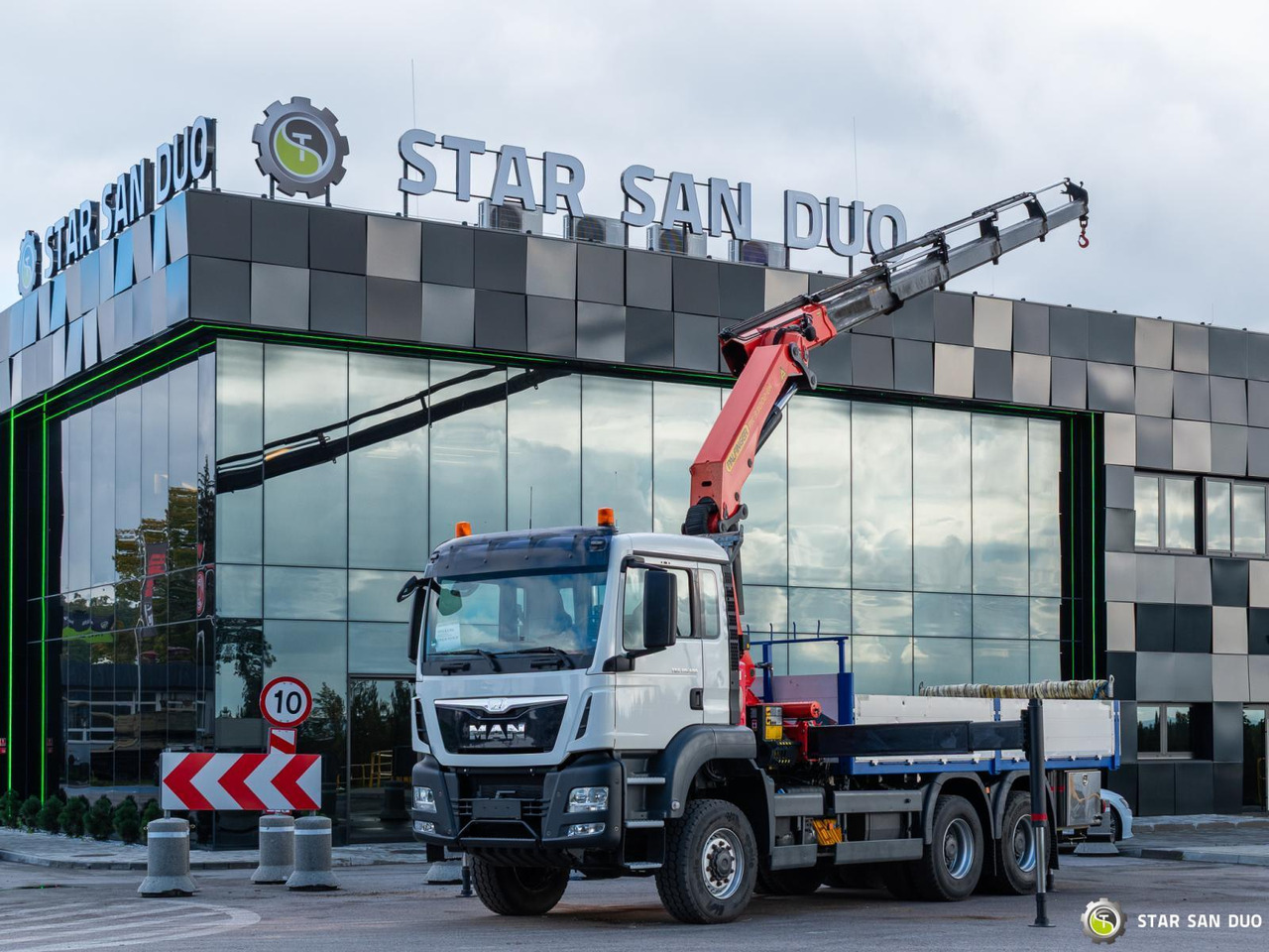 - Crane truck: picture 2 - Crane truck: picture 2