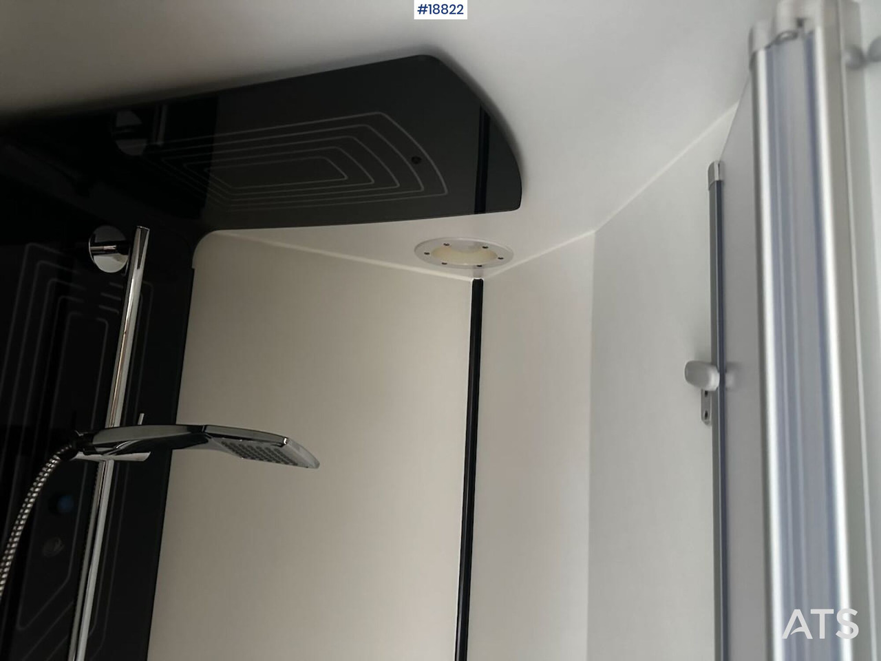 Semi-integrated motorhome Eura MOBIL PROFILA 726 QF: picture 32