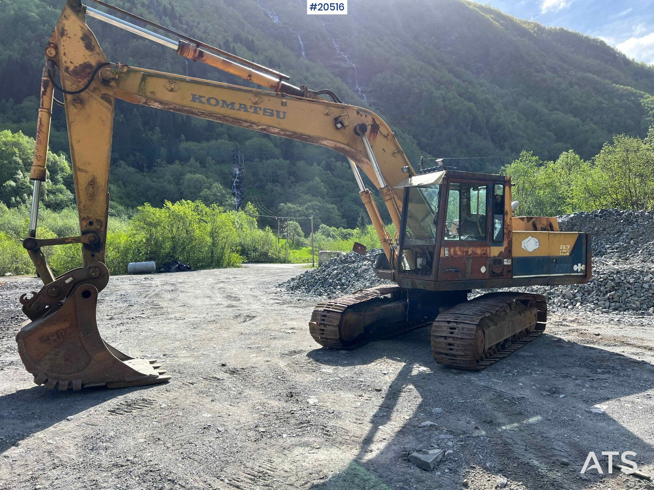 Komatsu PC200-3 - Excavator: picture 1 Komatsu PC200-3 - Excavator: picture 1