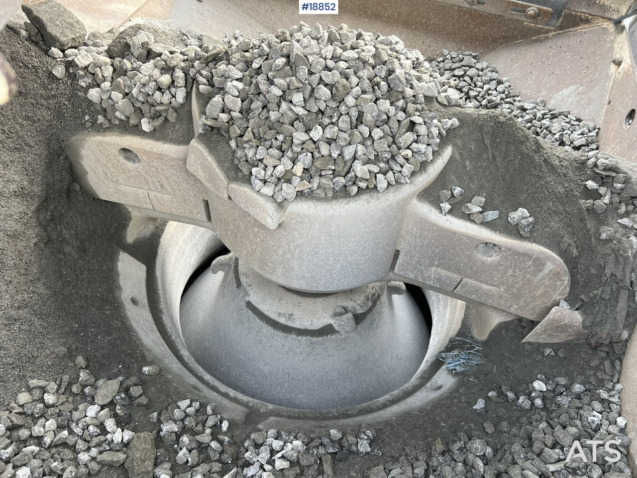 Mobile crusher Metso Lokotrack LT220D Finknuser m/ sikt, matekasse og transportbånd: picture 18