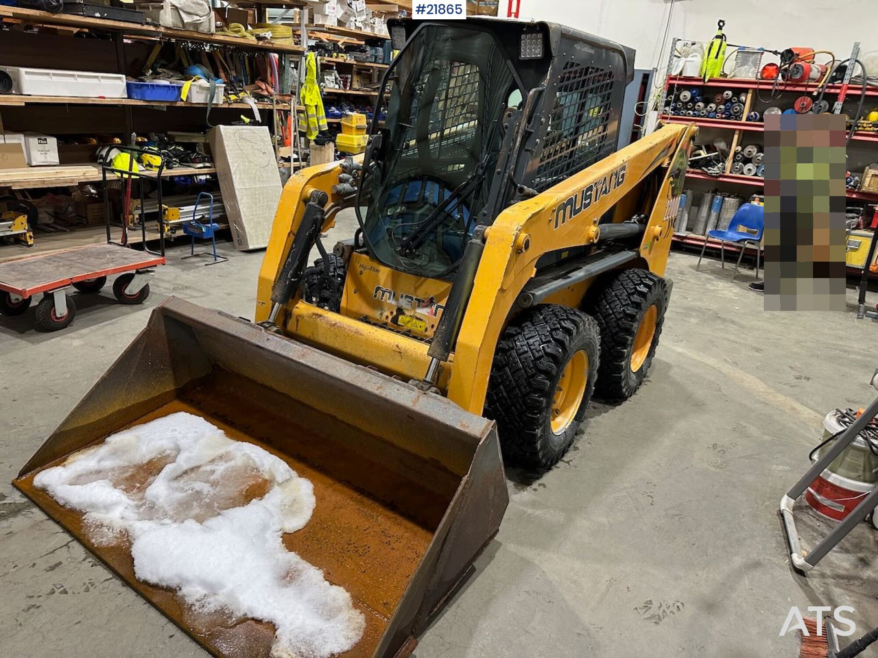 Mustang 220R kompaktlaster m/planeringskuffe og pallegafler - Skid steer loader: picture 2 Mustang 220R kompaktlaster m/planeringskuffe og pallegafler - Skid steer loader: picture 2