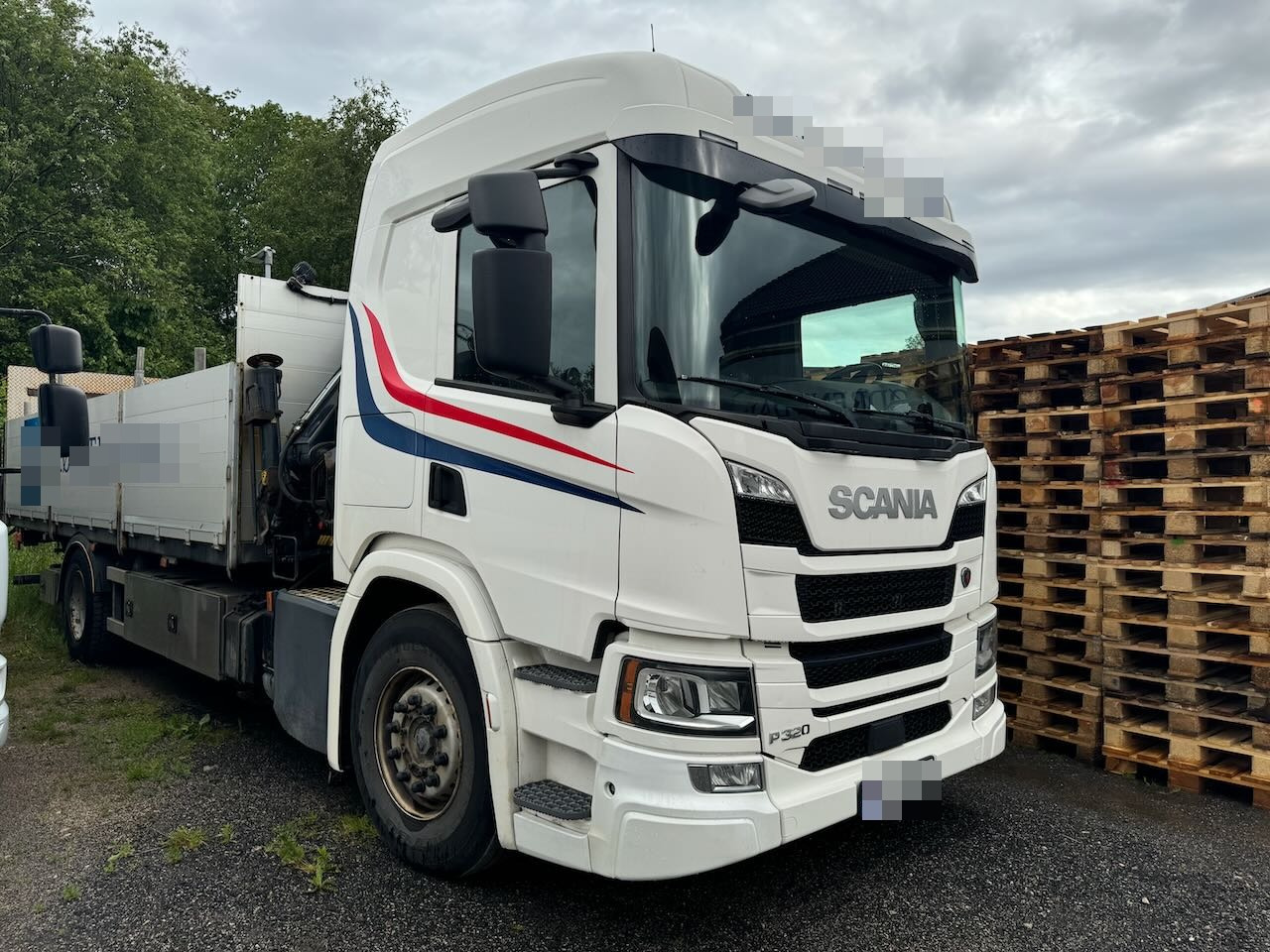 Scania P320 - Crane truck, Dropside/ Flatbed truck: picture 2 Scania P320 - Crane truck, Dropside/ Flatbed truck: picture 2
