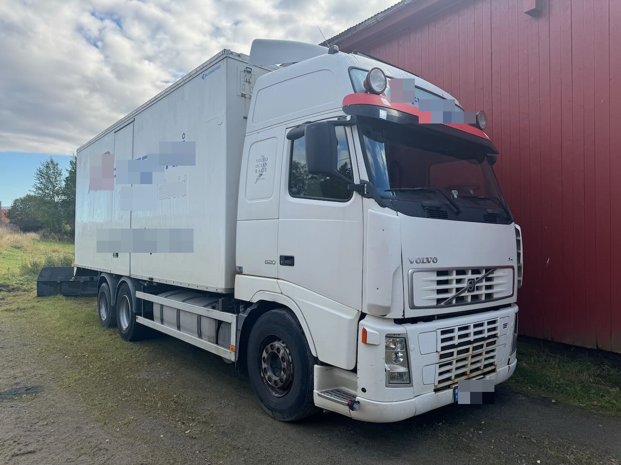 Volvo FH520 - Box truck: picture 1 Volvo FH520 - Box truck: picture 1