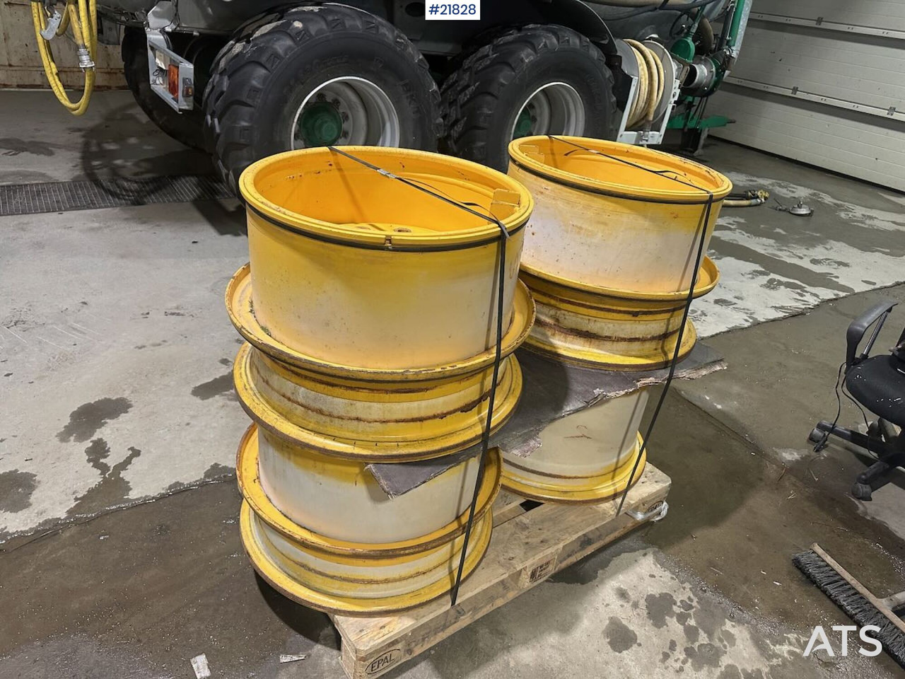 Volvo L60H - Rim for Construction machinery: picture 1 Volvo L60H - Rim for Construction machinery: picture 1