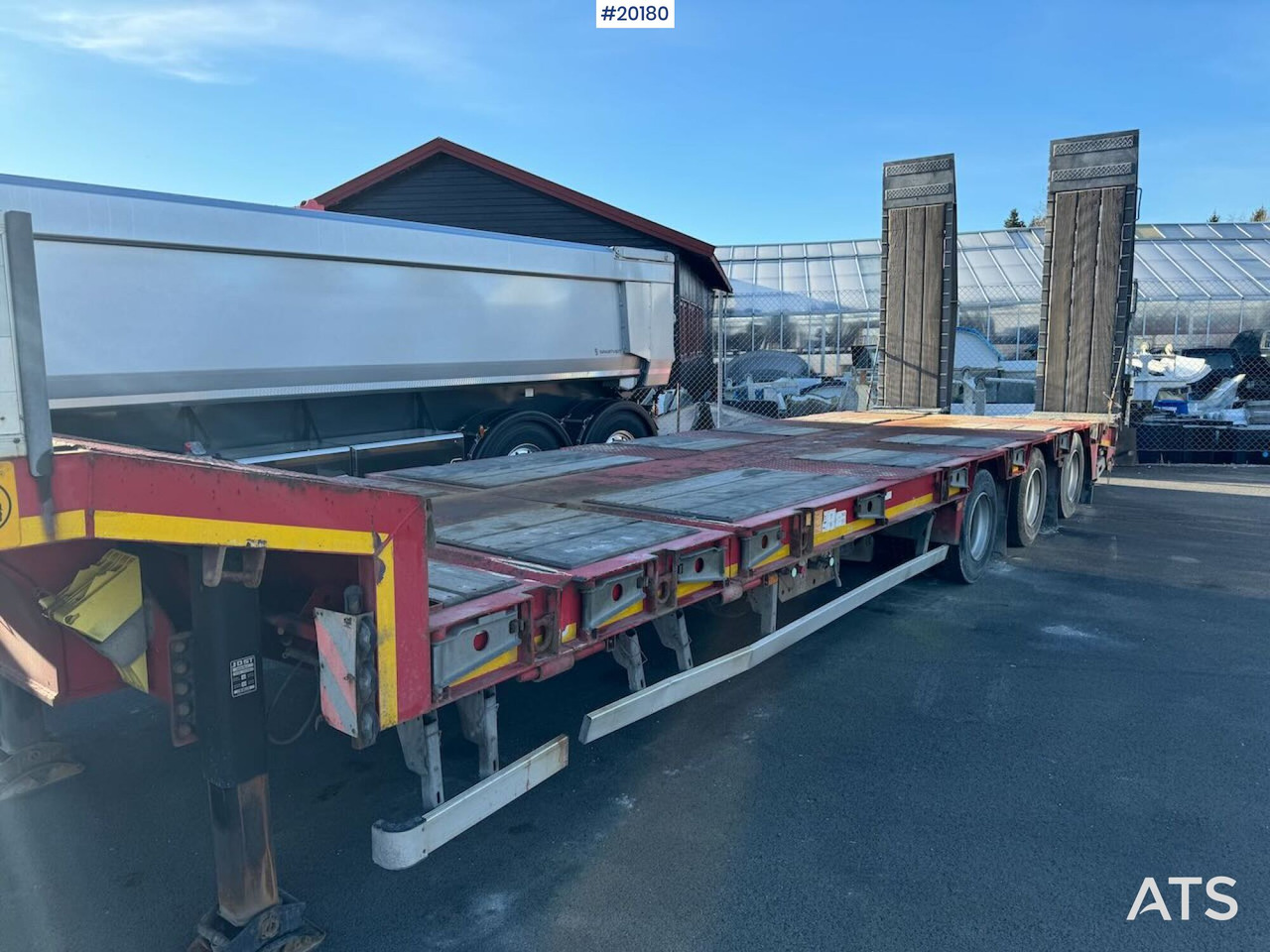 Wielton NJ3 - Low loader semi-trailer: picture 1 Wielton NJ3 - Low loader semi-trailer: picture 1