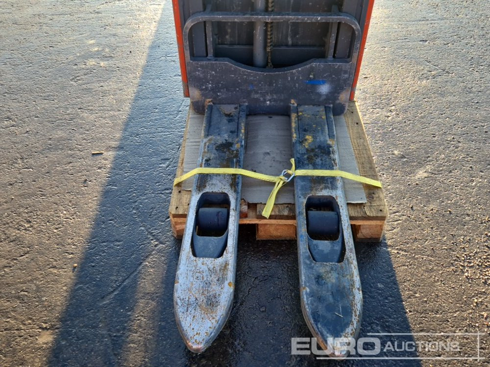 2012 Linde L12 - Material handling equipment: picture 5 2012 Linde L12 - Material handling equipment: picture 5