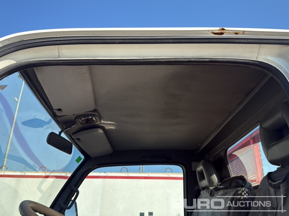 Dropside/ Flatbed truck 2004 Nissan Cabstar: picture 31