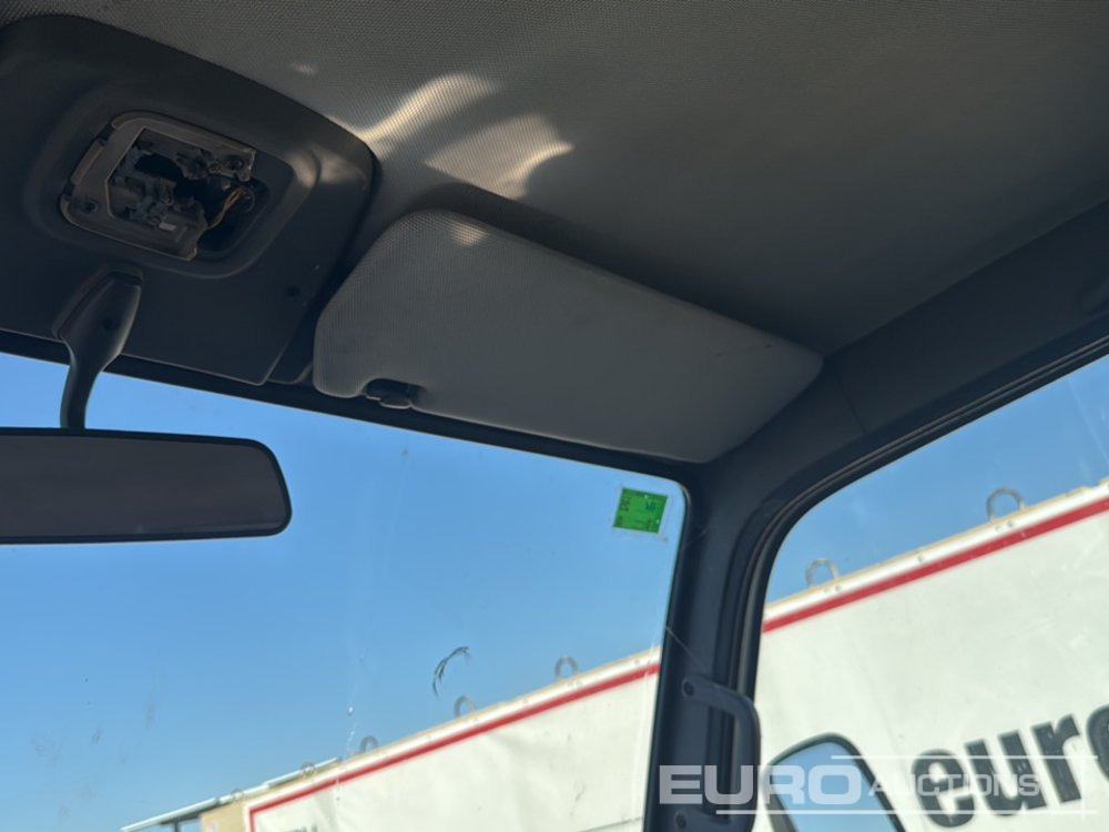 Dropside/ Flatbed truck 2004 Nissan Cabstar: picture 35