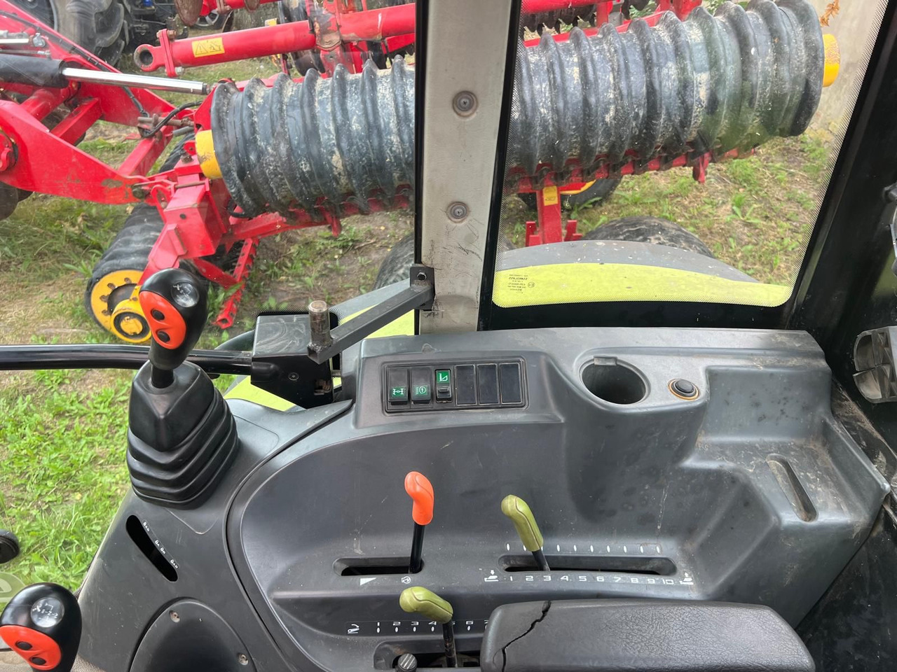 Claas Axos 340 - Farm tractor: picture 3 Claas Axos 340 - Farm tractor: picture 3