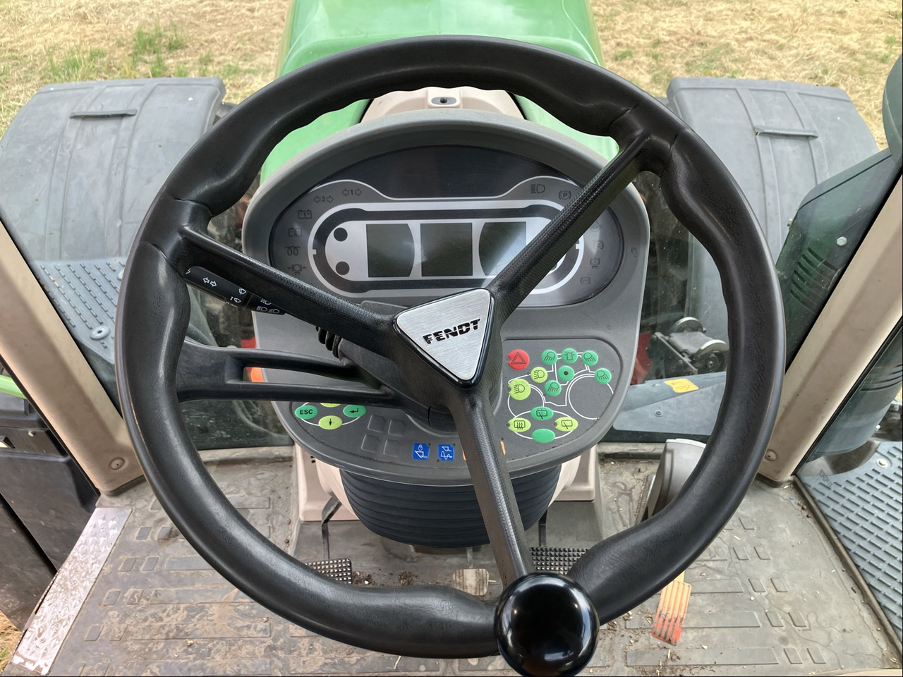 Farm tractor Fendt 724 Vario S4: picture 10
