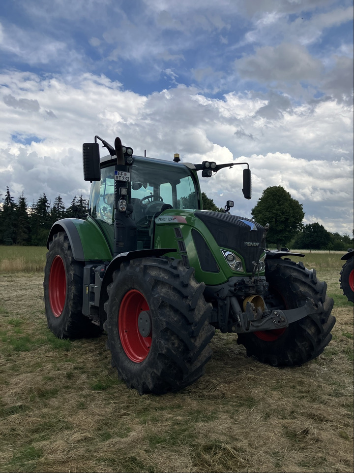 Farm tractor Fendt 724 Vario S4: picture 8