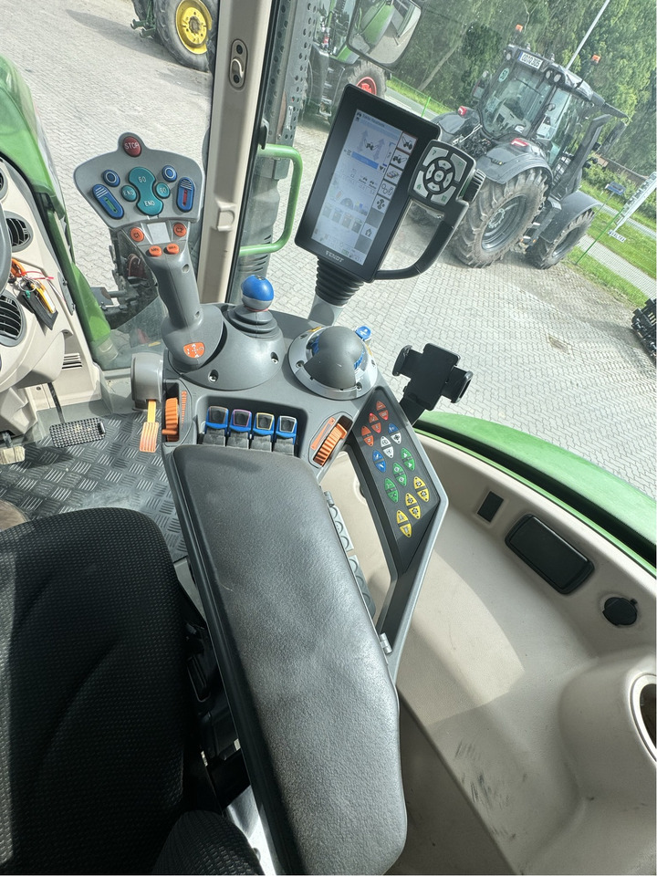 Farm tractor Fendt 724 Vario S4: picture 9