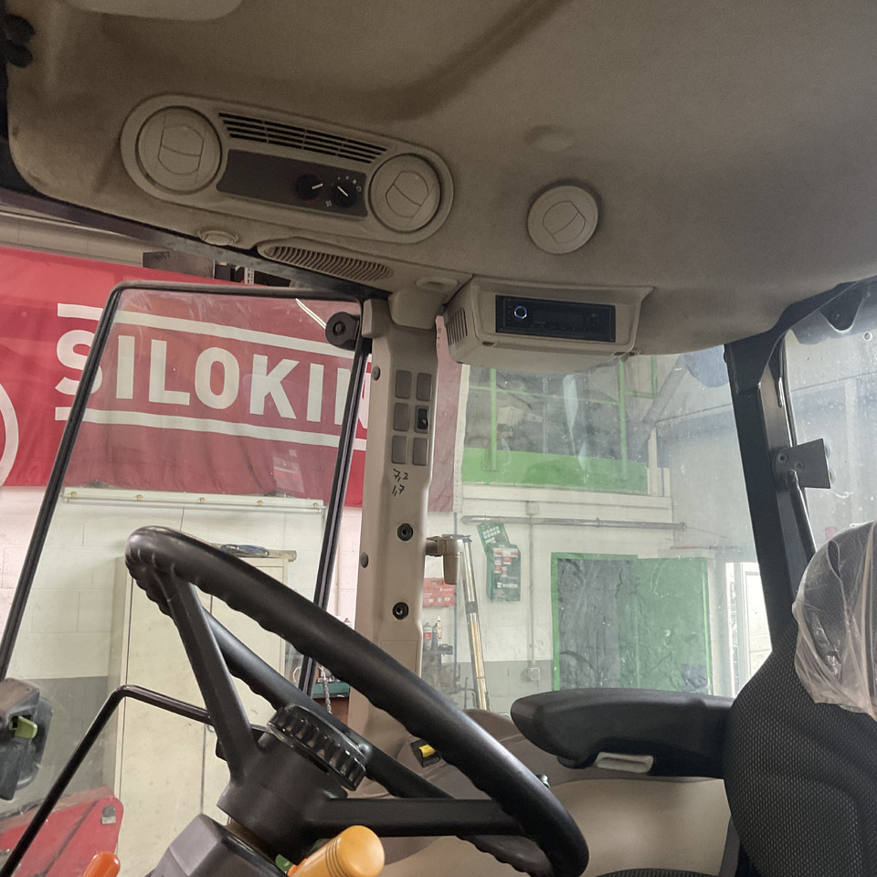 John Deere 5055 E - Farm tractor: picture 4 John Deere 5055 E - Farm tractor: picture 4