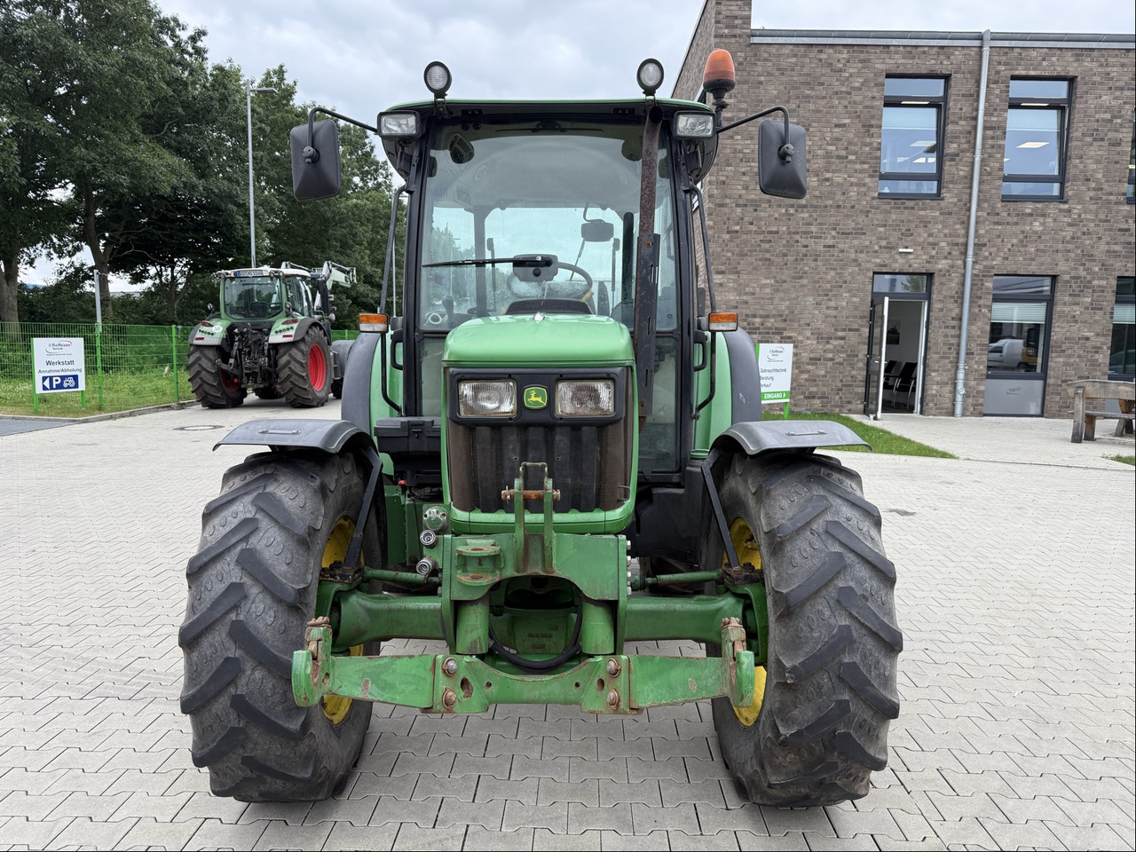 John Deere 5075E - Farm tractor: picture 4 John Deere 5075E - Farm tractor: picture 4