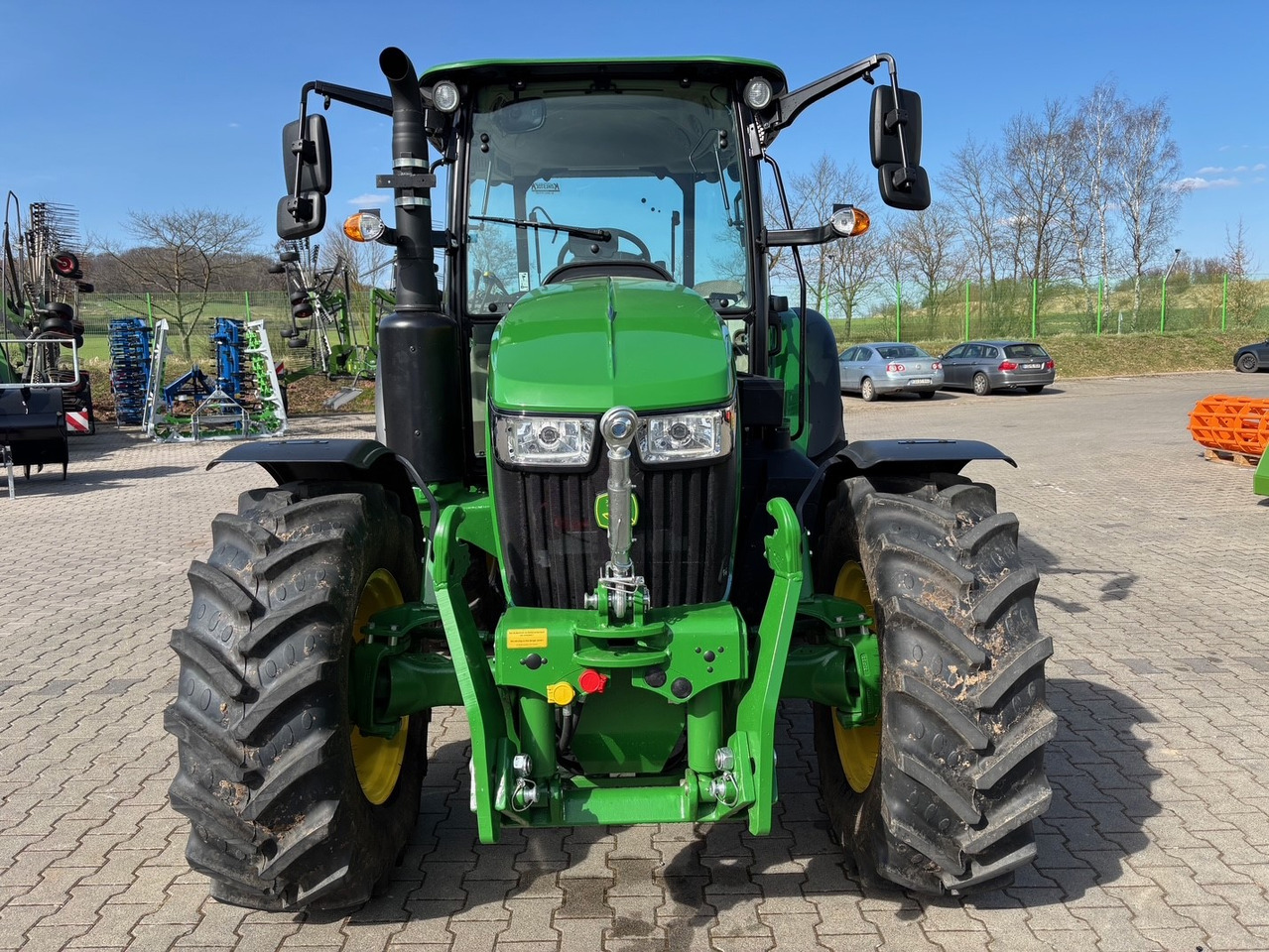 Farm tractor John Deere 5090M: picture 8