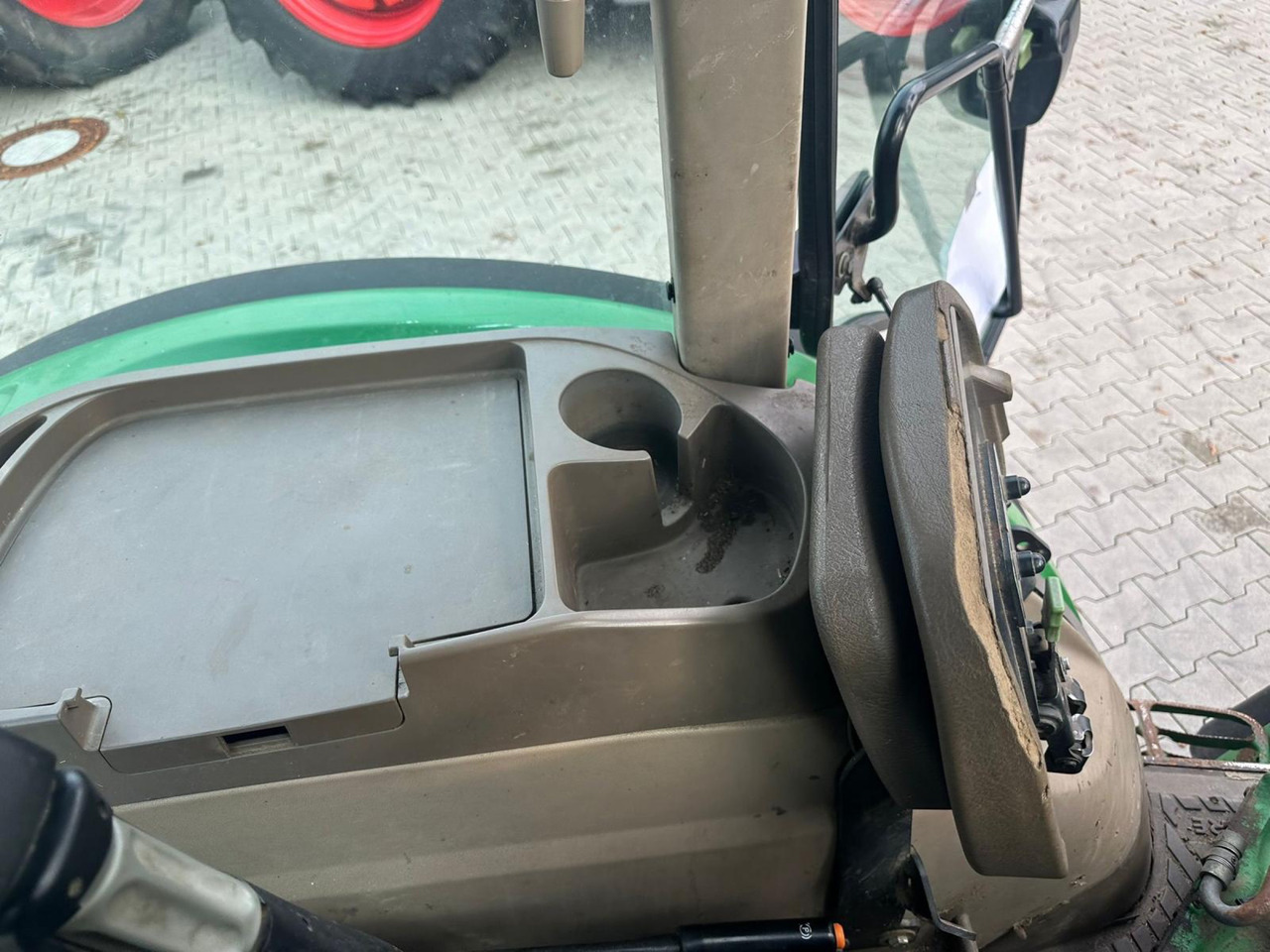 John Deere 5100 R - Farm tractor: picture 2 John Deere 5100 R - Farm tractor: picture 2