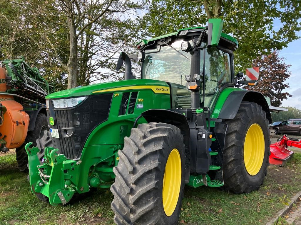 John Deere 7R 330 - Farm tractor: picture 1 John Deere 7R 330 - Farm tractor: picture 1