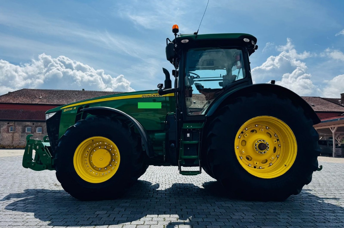 John Deere 8270R - Farm tractor: picture 1 John Deere 8270R - Farm tractor: picture 1