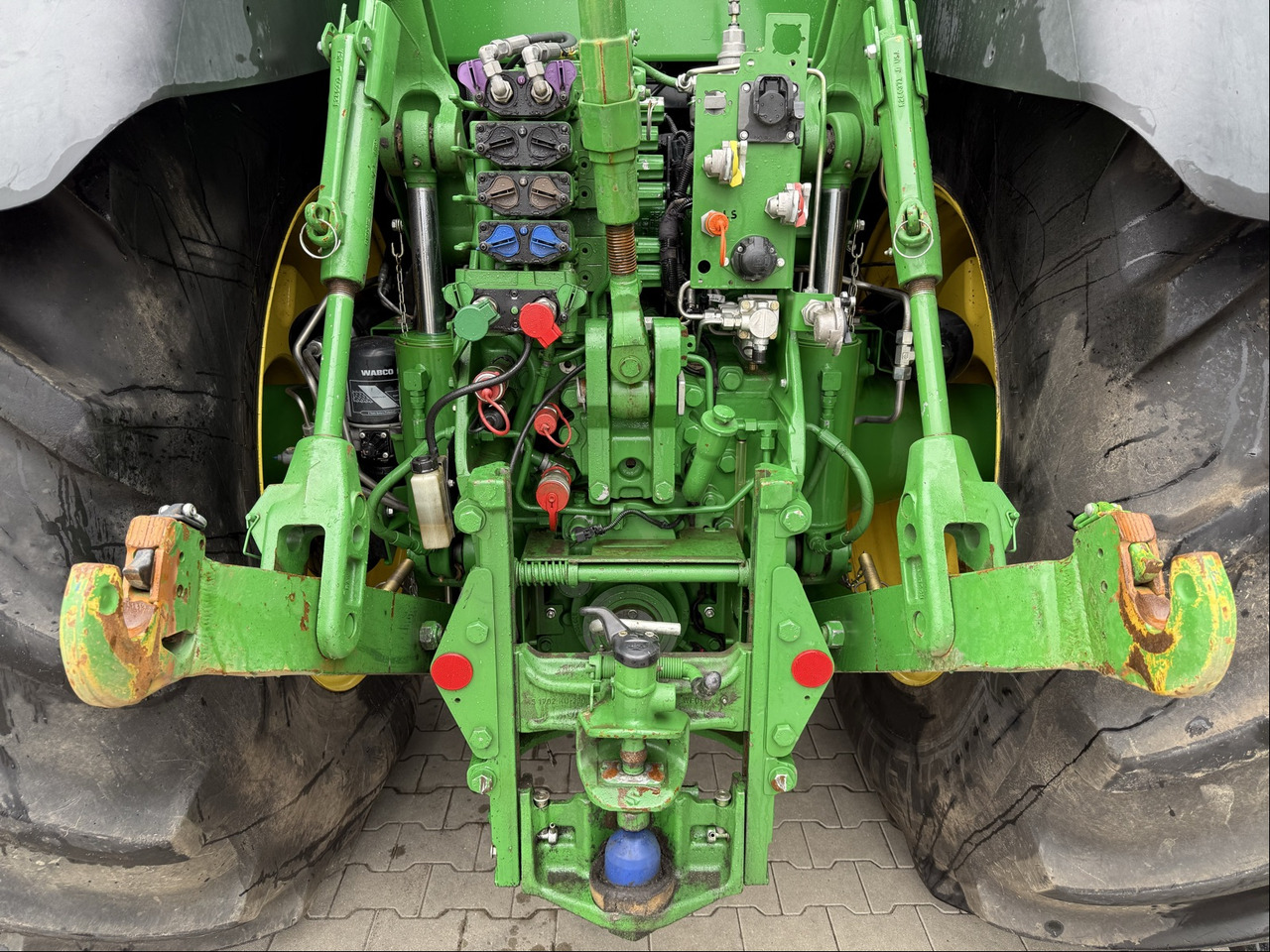 Farm tractor John Deere 8370 R: picture 17