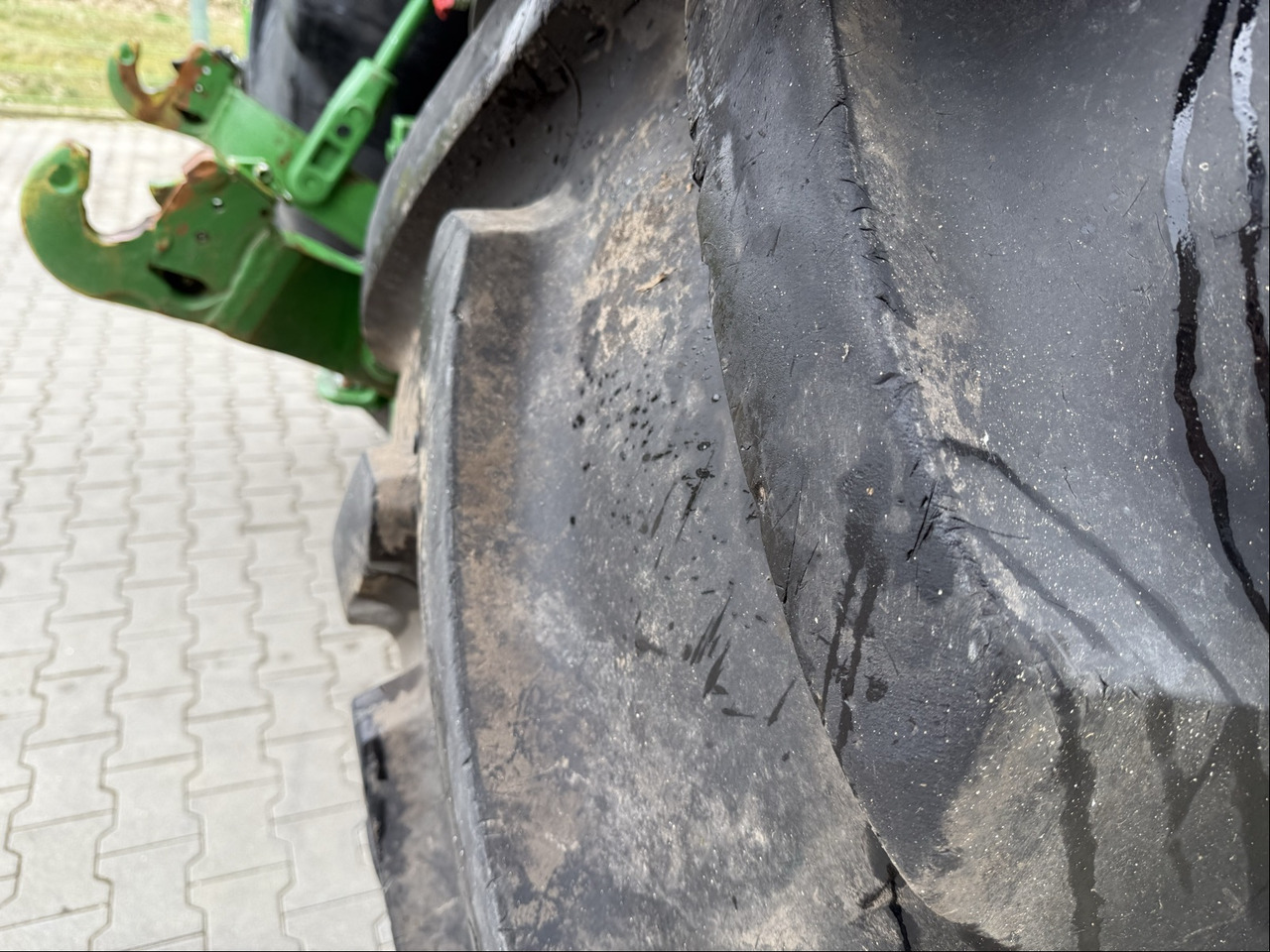 Farm tractor John Deere 8370 R: picture 10