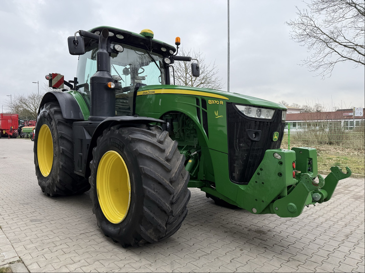 Farm tractor John Deere 8370 R: picture 9