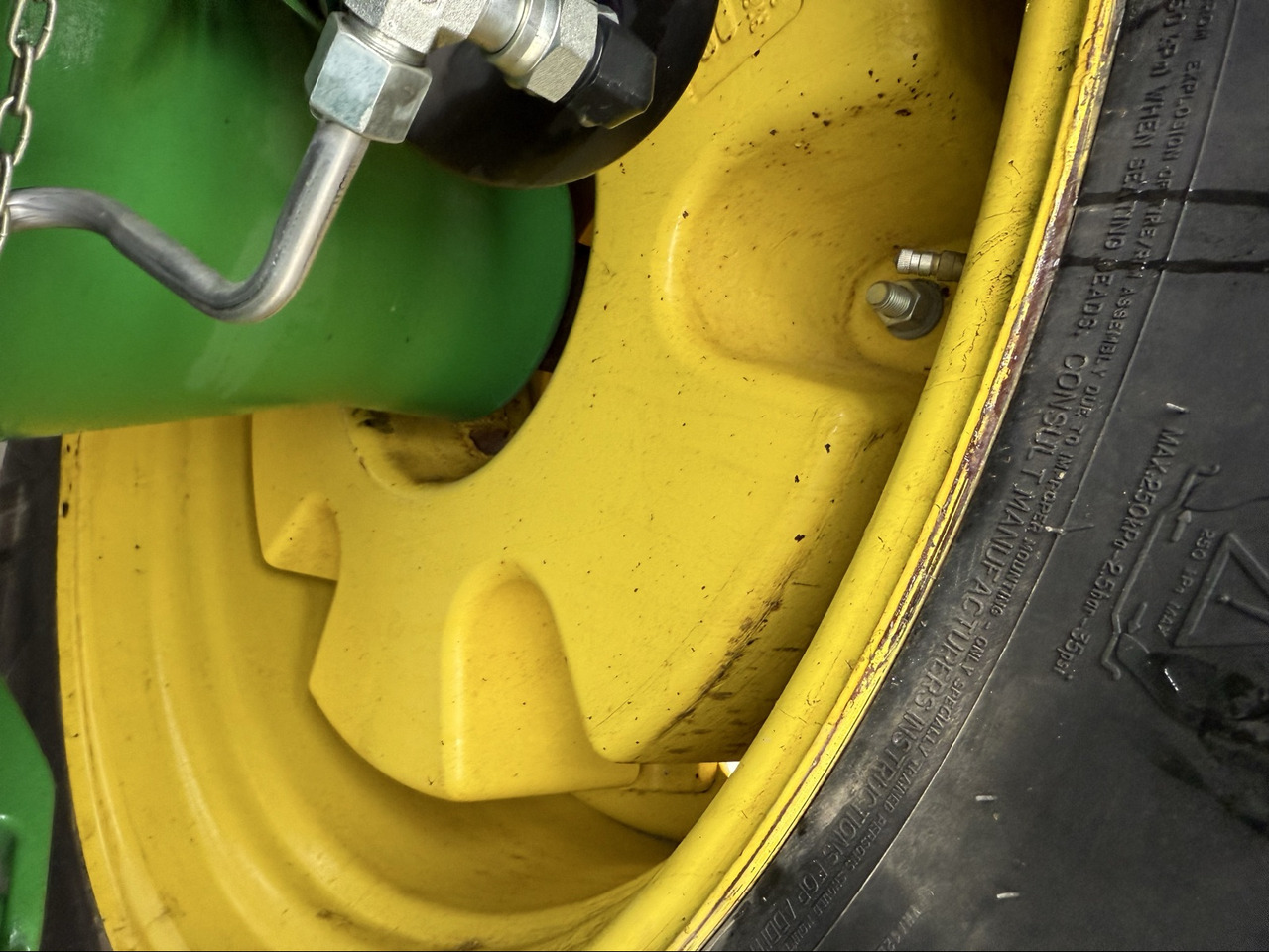 Farm tractor John Deere 8370 R: picture 18
